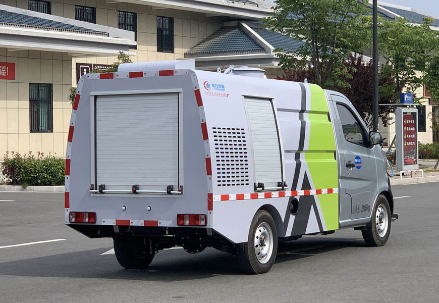 東風小康路面養(yǎng)護車