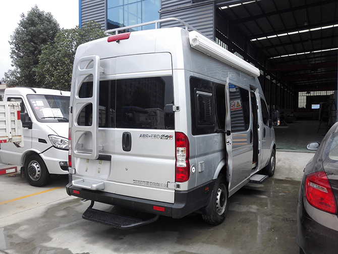 東風(fēng)御風(fēng)長(zhǎng)軸高頂B型房車(chē)