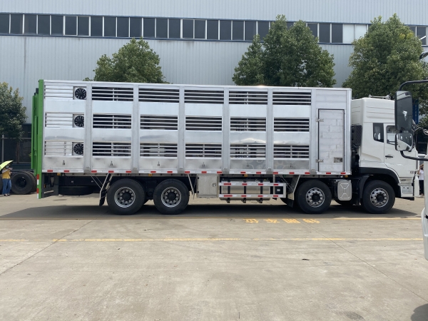東風(fēng)天龍9.6米全鋁合金豬苗運(yùn)輸車