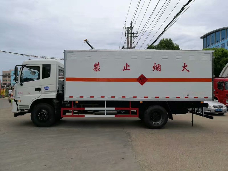 東風(fēng)6米1(9噸)爆破器材車(chē)