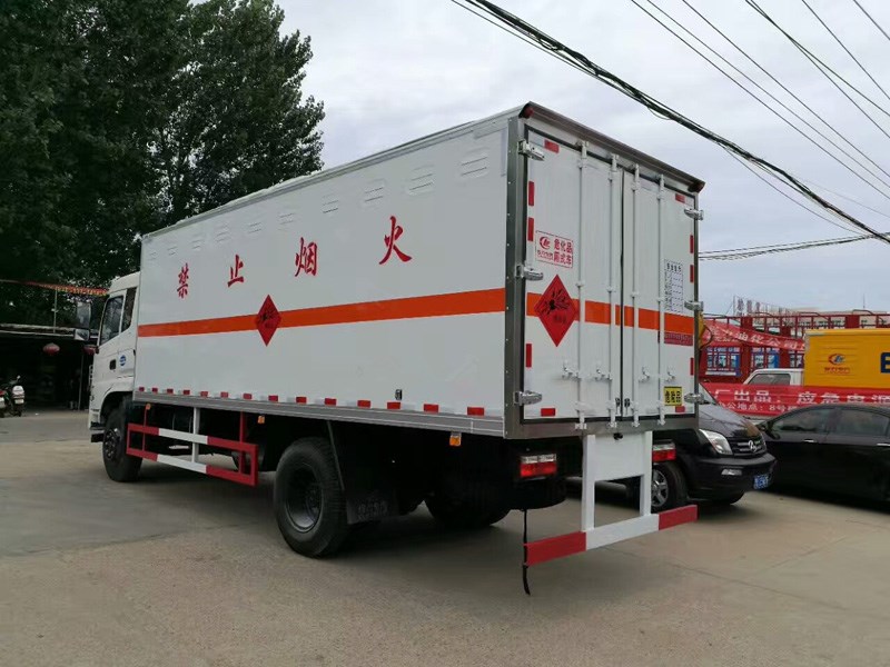 東風(fēng)6米1(9噸)爆破器材車(chē)