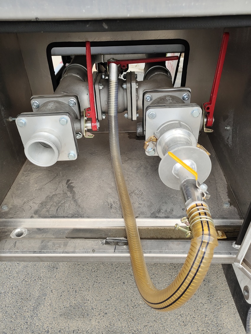 43立方食用油鋁合金半掛運輸車出油口