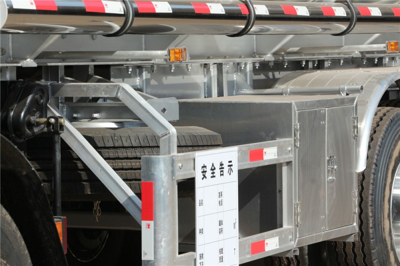 東風天龍(40-55L)鋁合金運油半掛車