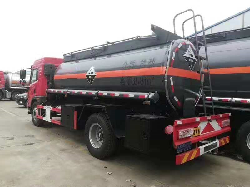 解放單橋8.8方鹽酸運(yùn)輸車