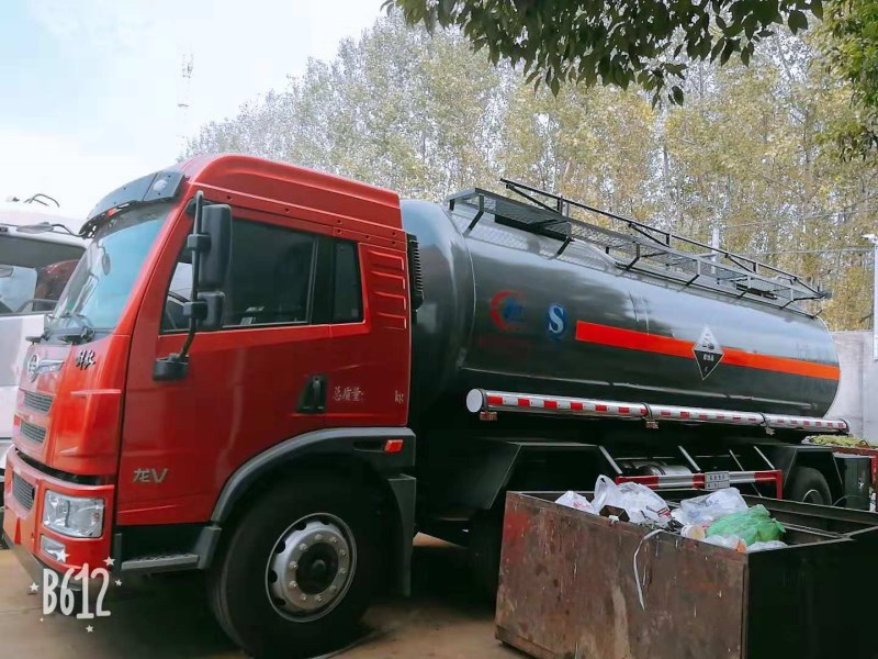 解放小三軸14.2方化工運(yùn)輸車