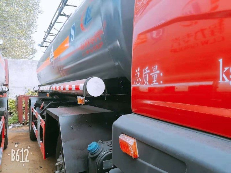 解放小三軸14.2方化工運(yùn)輸車