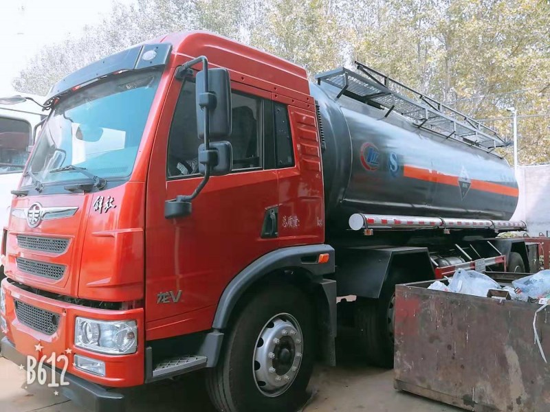 解放小三軸14.2方化工運(yùn)輸車