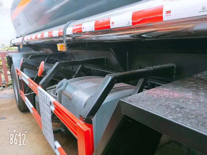 解放小三軸14.2方化工運(yùn)輸車