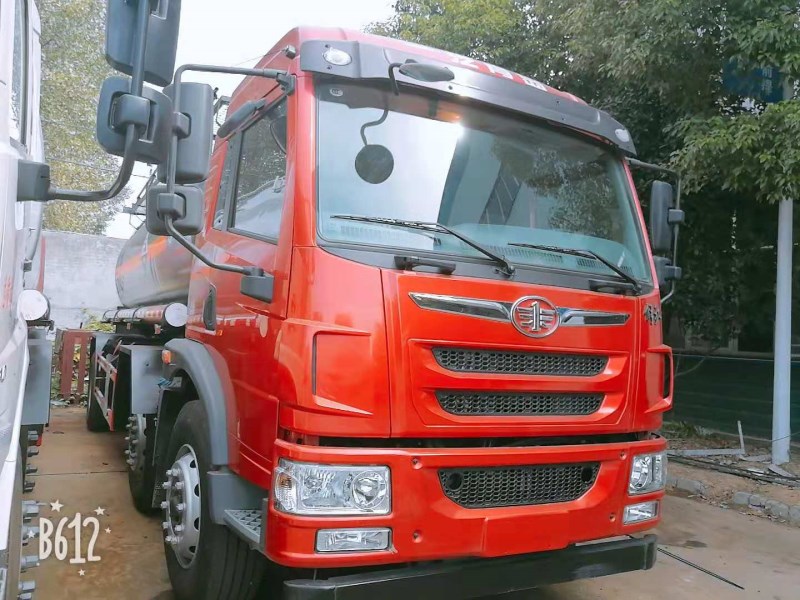 解放小三軸14.2方化工運(yùn)輸車